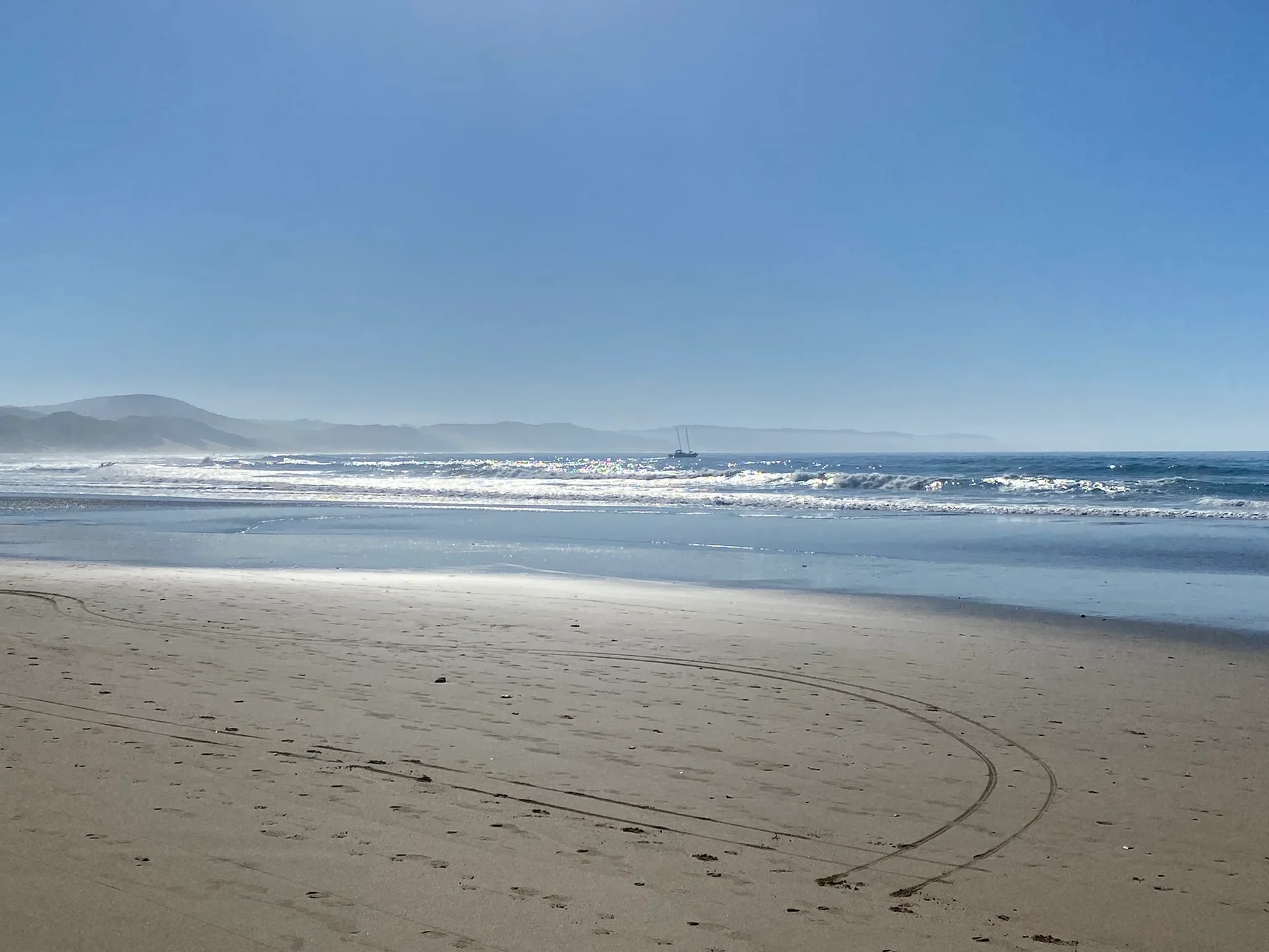 Rocky reef shore and ocean waves at Chintsa Beach